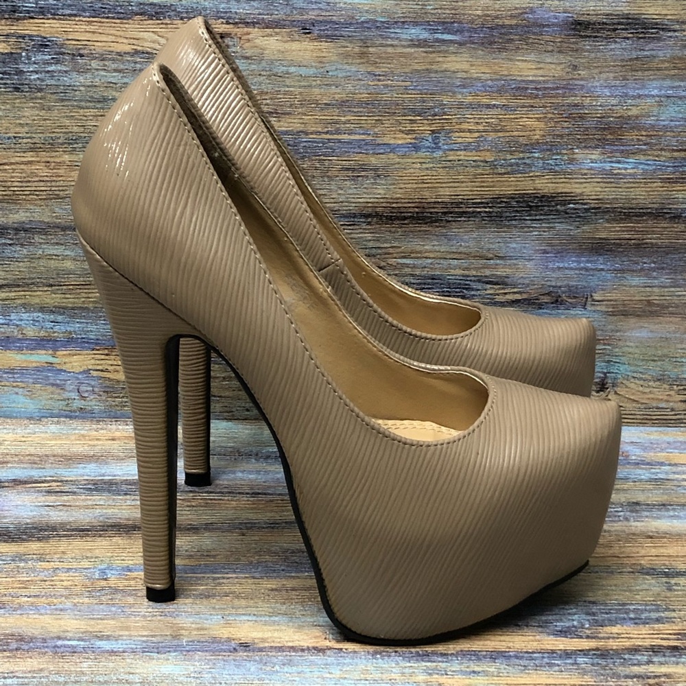 Kiss Kouture Fierce Closed Toe Platform Ribbed Pumps Women's Size 6